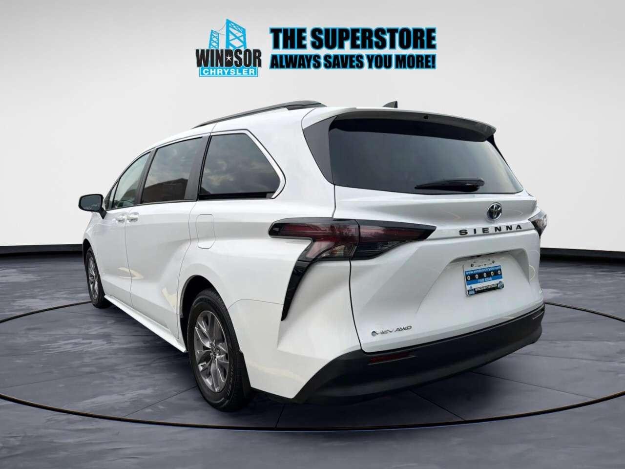 2025 Toyota Sienna LE 8-Passenger AWD Photo