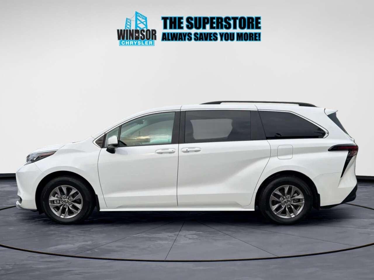 2025 Toyota Sienna LE 8-Passenger AWD Photo