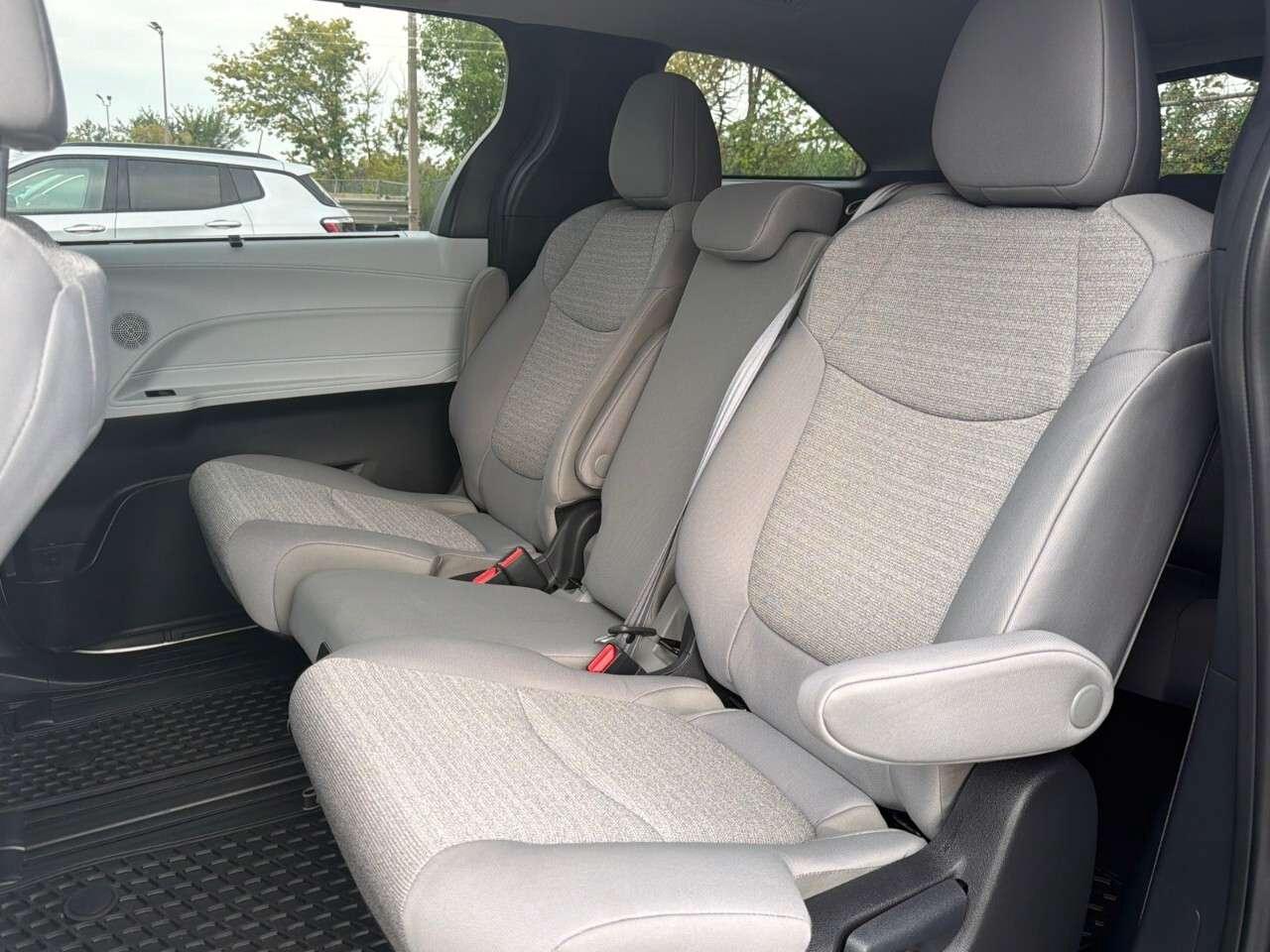 2025 Toyota Sienna LE 8-Passenger AWD Photo