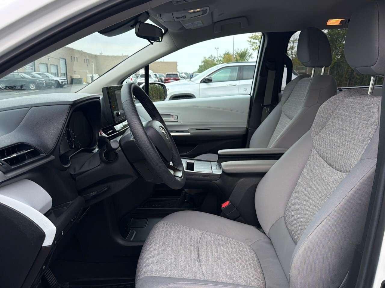 2025 Toyota Sienna LE 8-Passenger AWD Photo