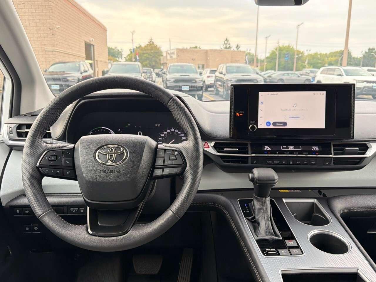 2025 Toyota Sienna LE 8-Passenger AWD Photo