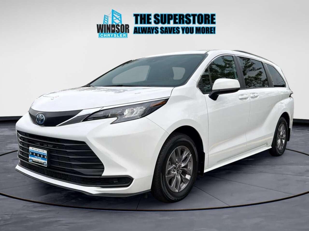 2025 Toyota Sienna LE 8-Passenger AWD Photo
