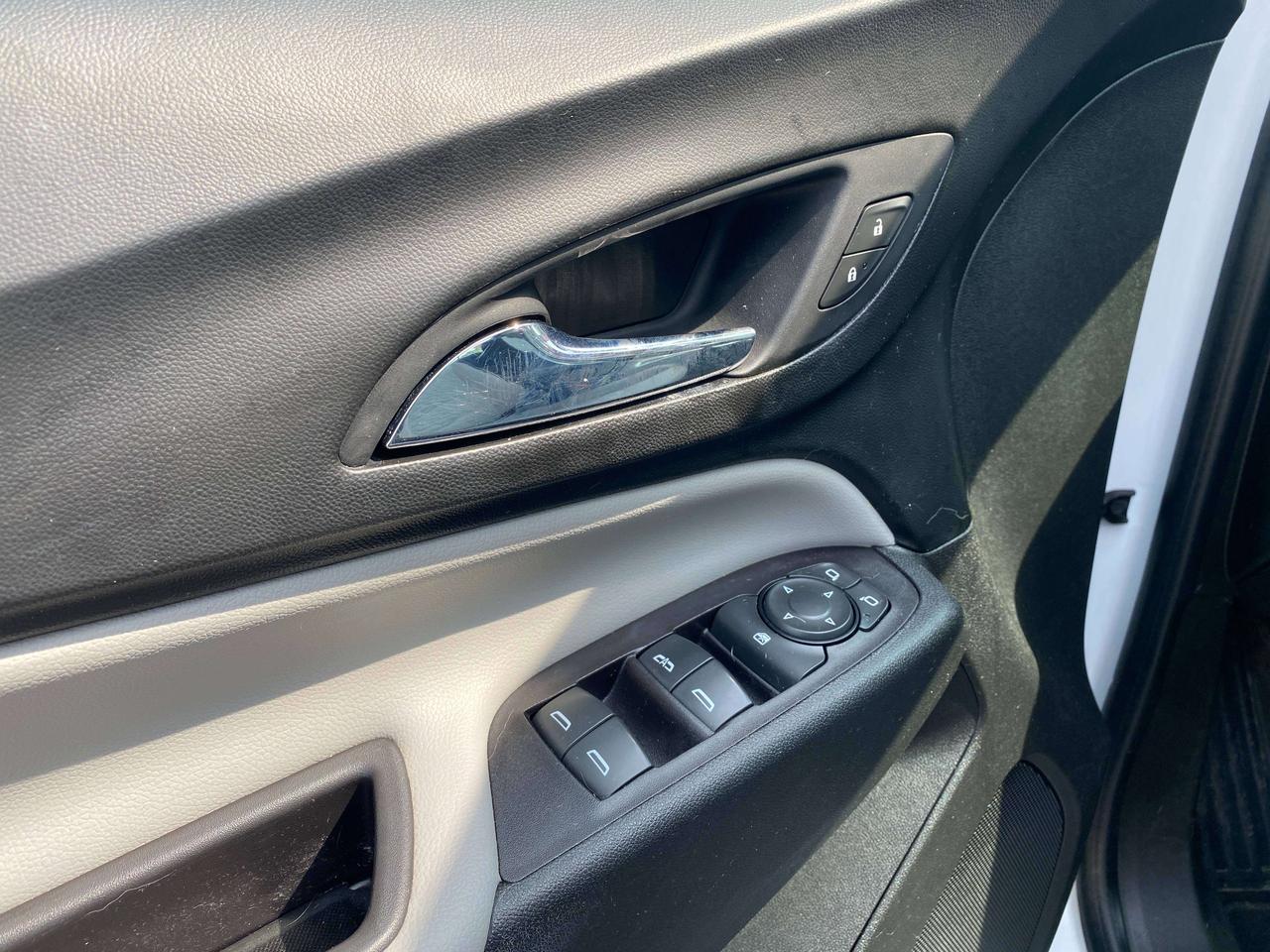 2020 Chevrolet Equinox LS, CLEAN CARFAX, HEATED SEATS, REMOTE START! Photo