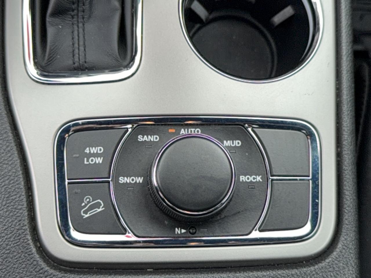 2019 Jeep Grand Cherokee ALTITUDE-4X4-SUNROOF-LEATHER-LOADED BEAUTY! Photo