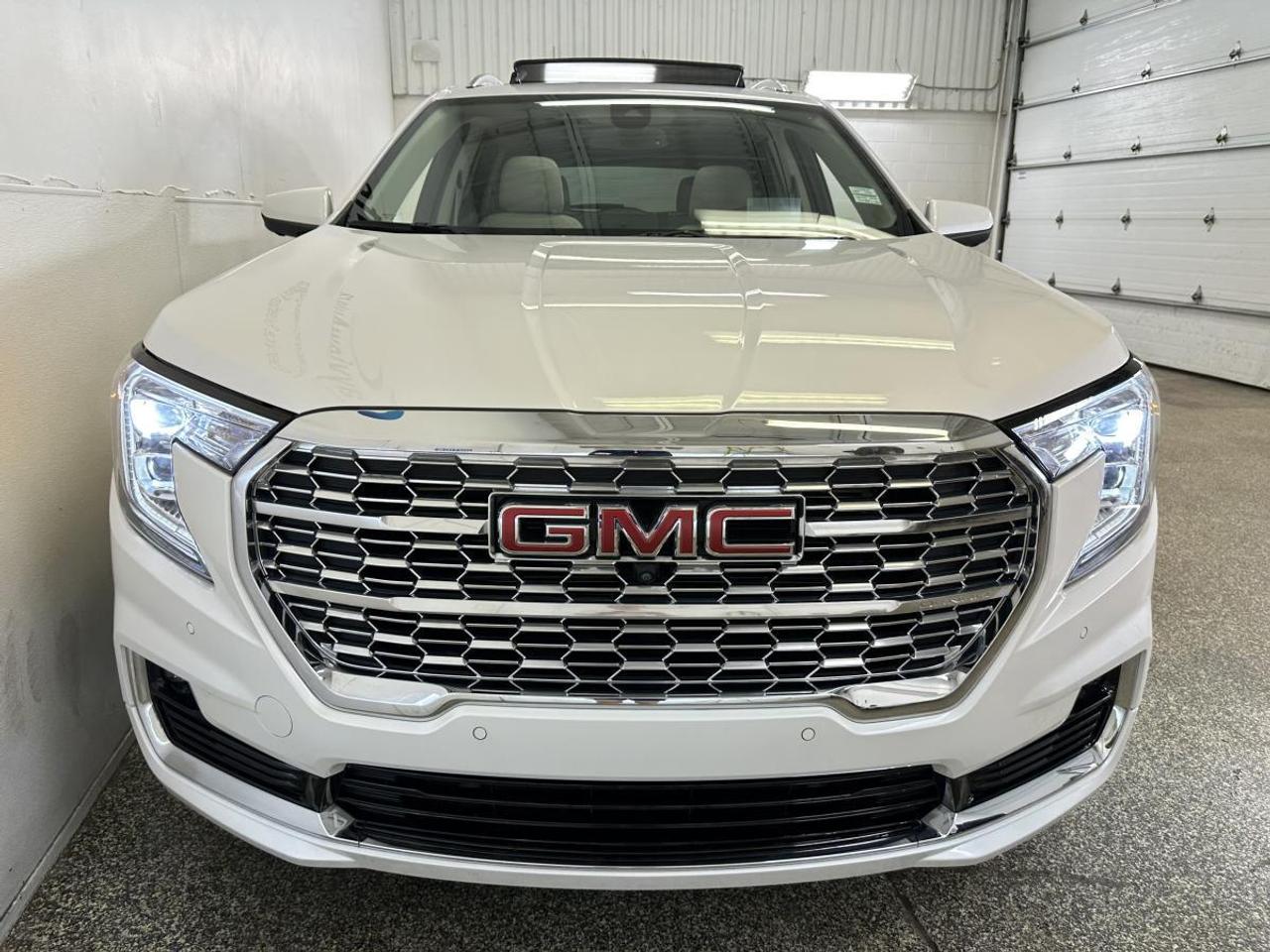 2024 GMC Terrain Denali DENALI/AWD/13000KM/PANOROOF/NAV/LEATHER/1 OWNER! Photo