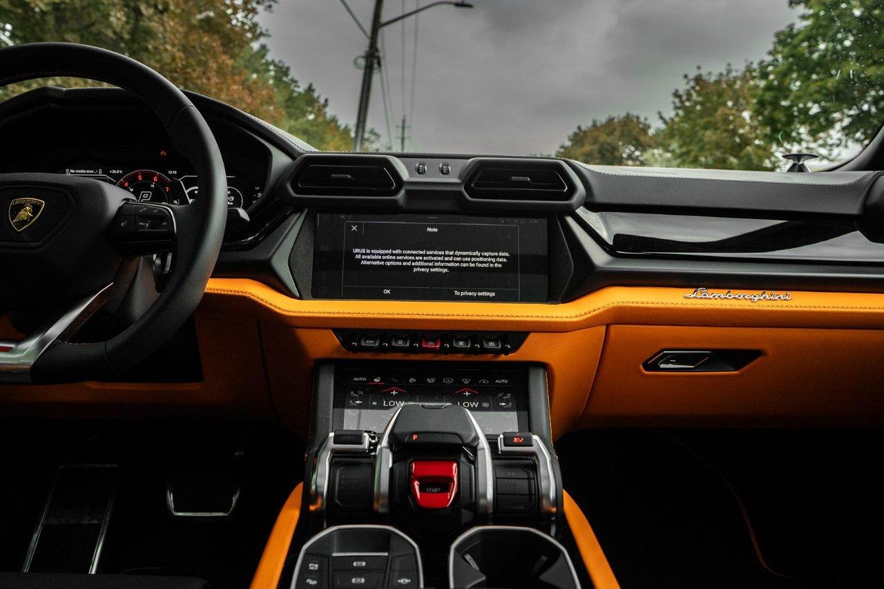 2025 Lamborghini Urus SE Photo