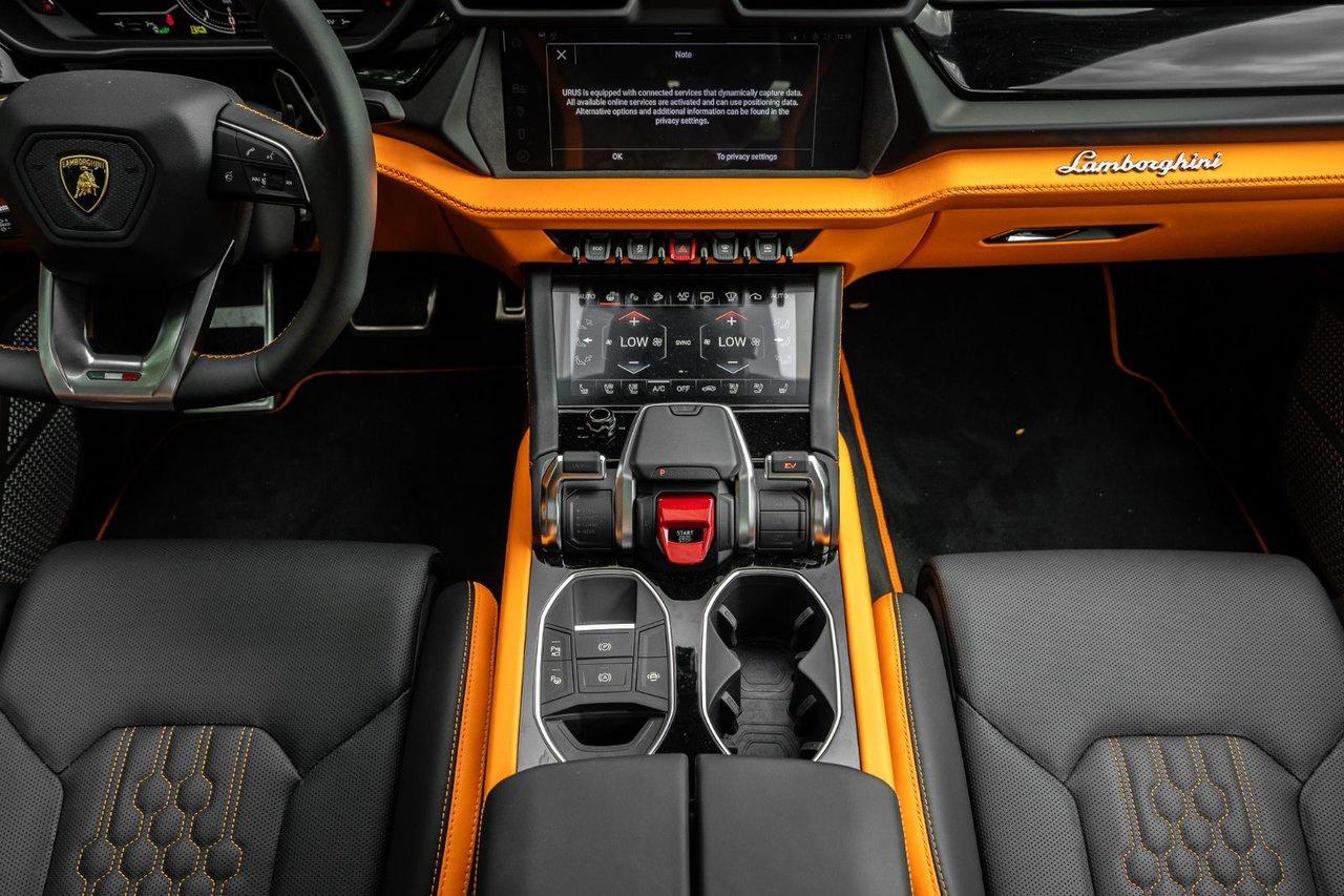 2025 Lamborghini Urus SE Photo