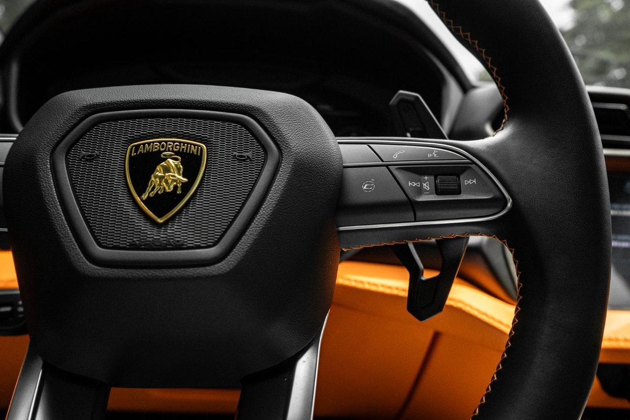 2025 Lamborghini Urus SE Photo