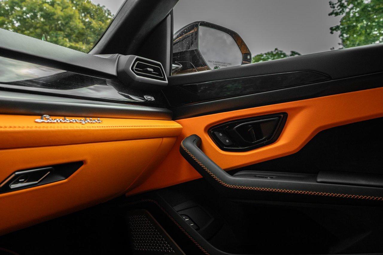 2025 Lamborghini Urus SE Photo
