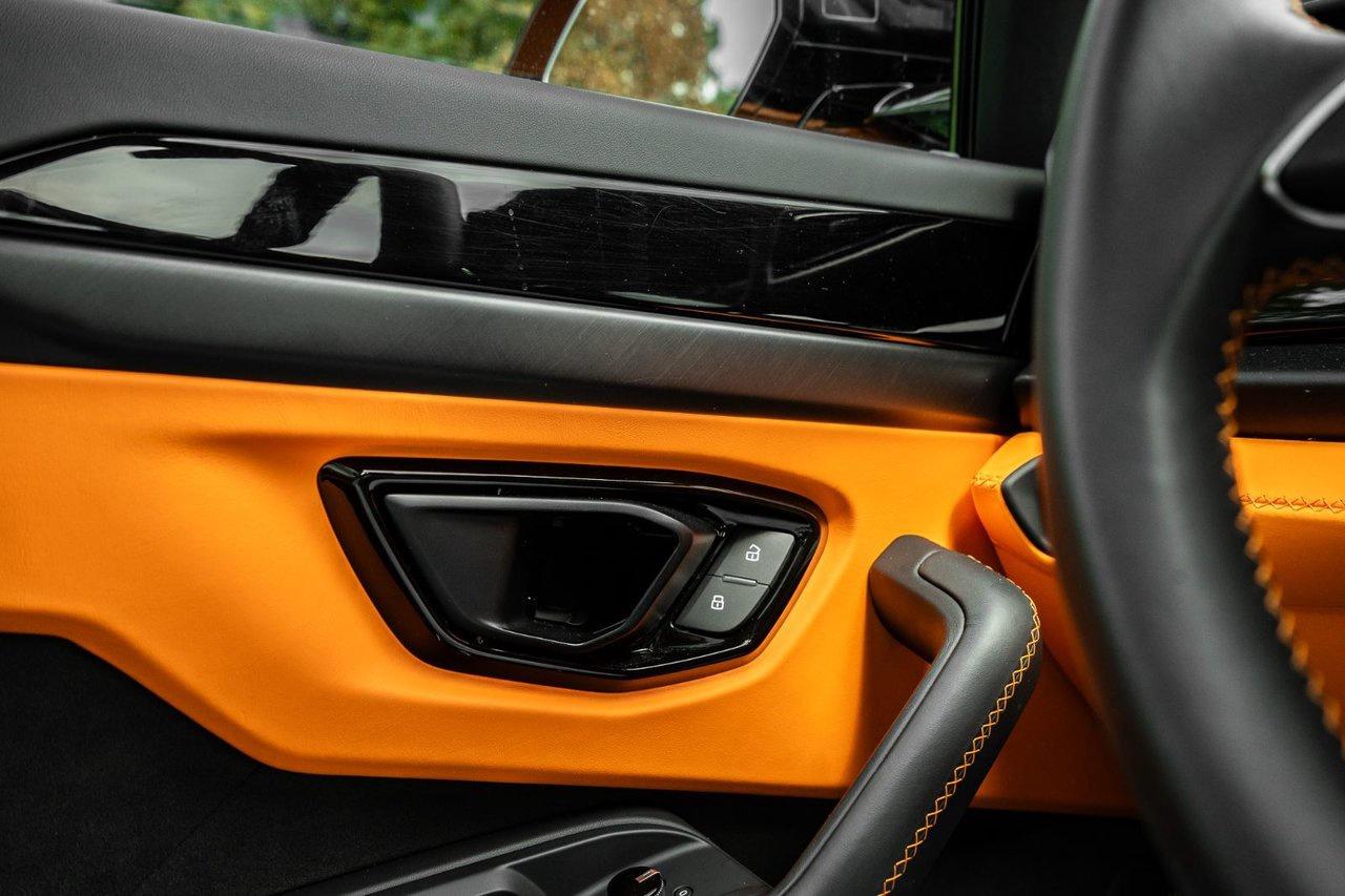 2025 Lamborghini Urus SE Photo