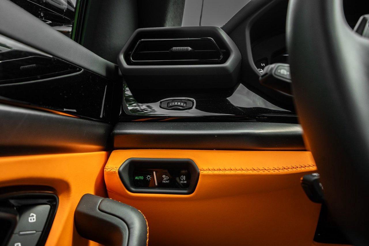 2025 Lamborghini Urus SE Photo