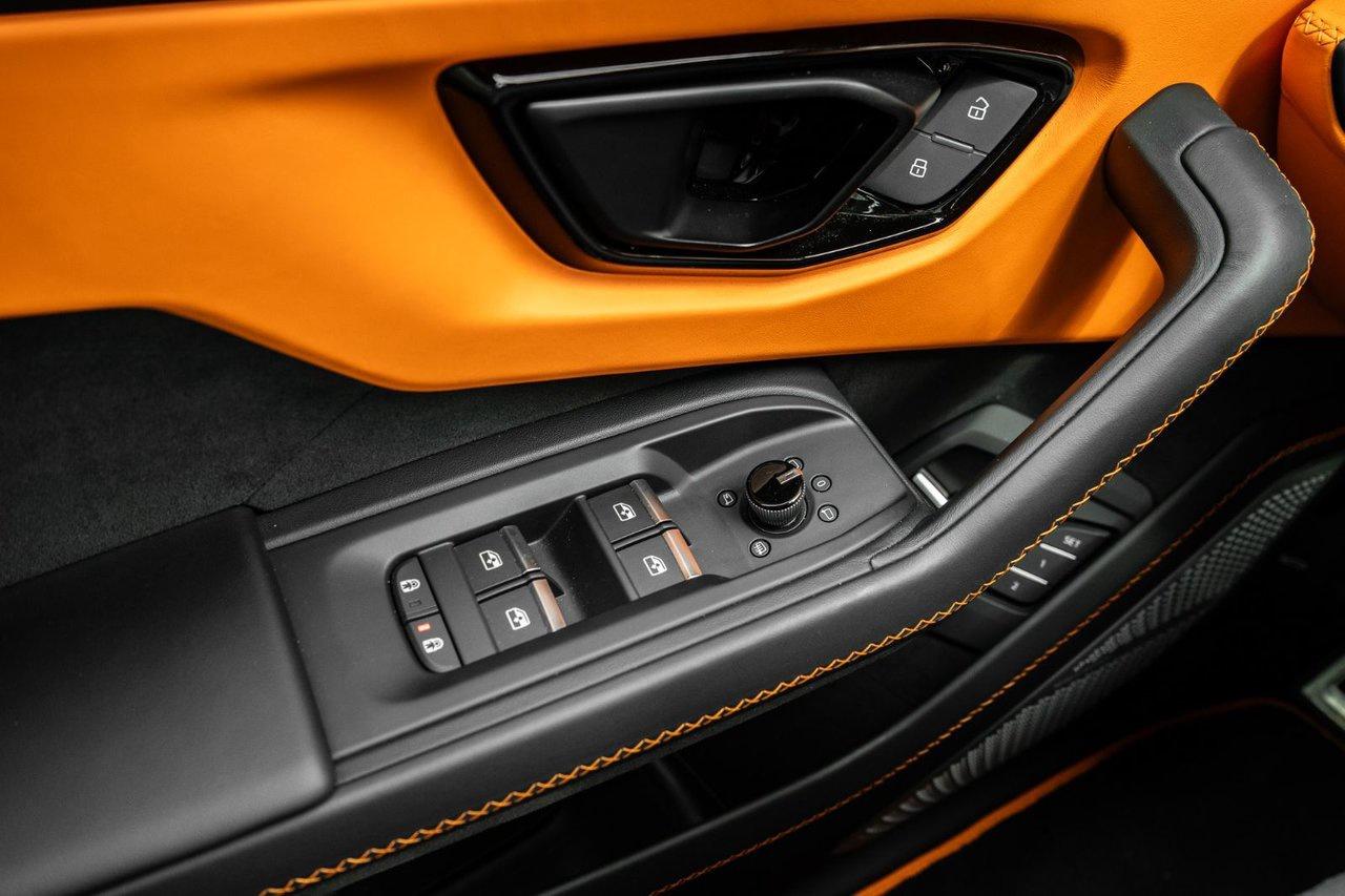 2025 Lamborghini Urus SE Photo
