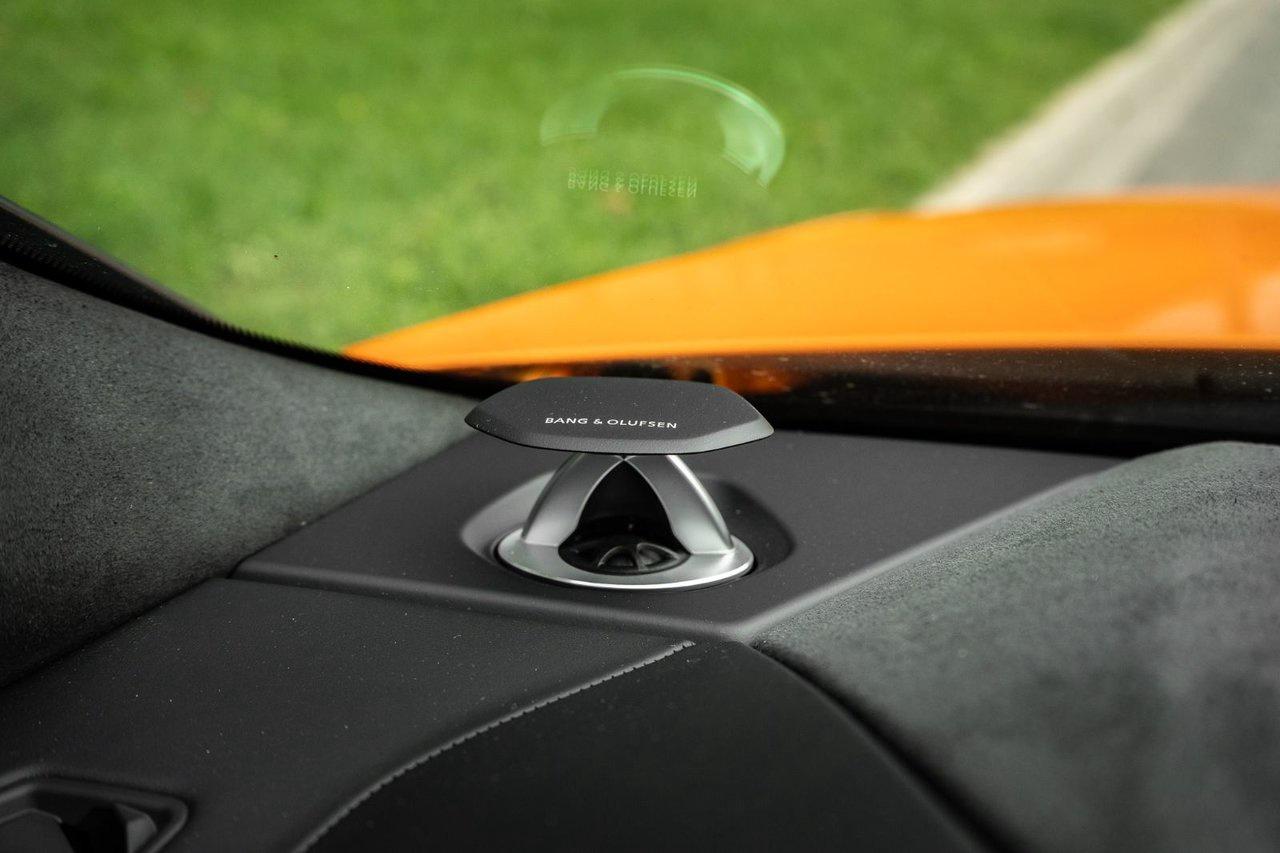 2025 Lamborghini Urus SE Photo