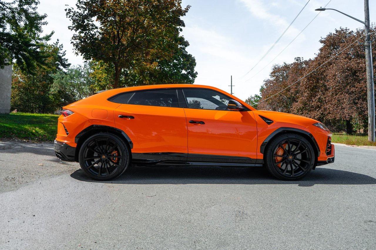 2019 Lamborghini Urus  Photo3