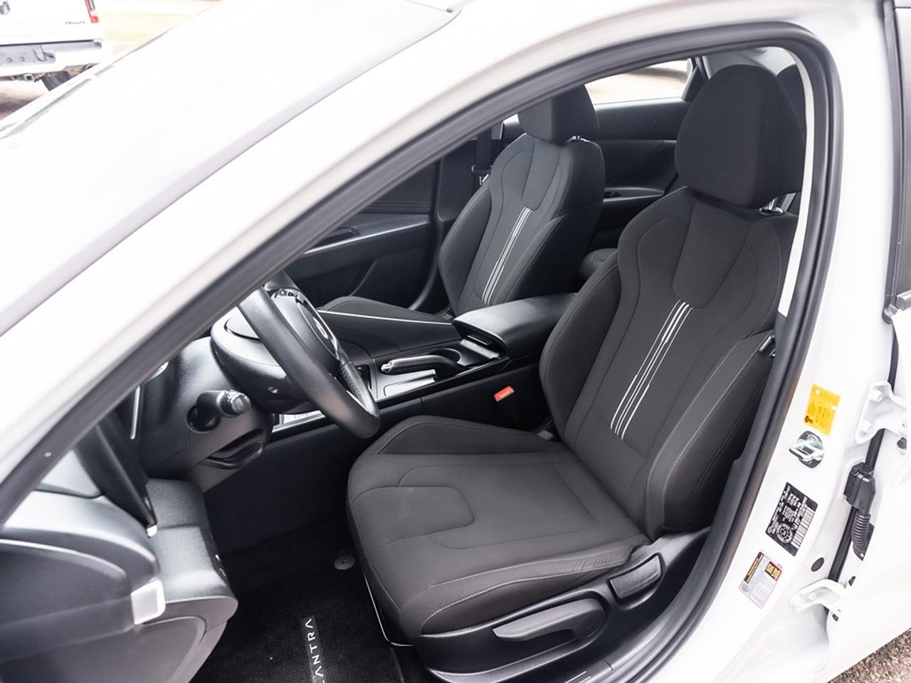 2024 Hyundai Elantra Preferred ONLY 19,525 KMS ! Photo13
