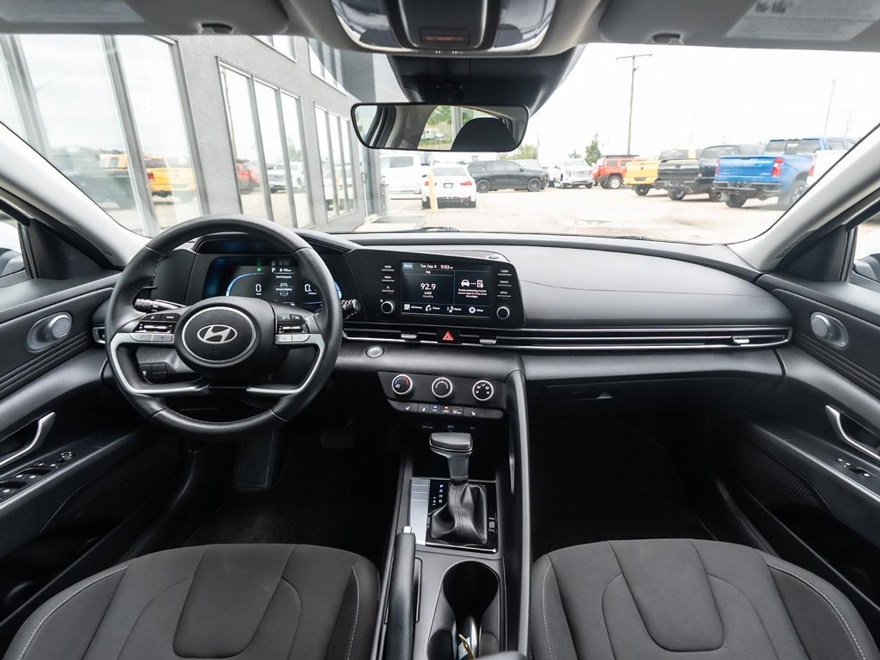 2024 Hyundai Elantra Preferred ONLY 19,525 KMS ! Photo24