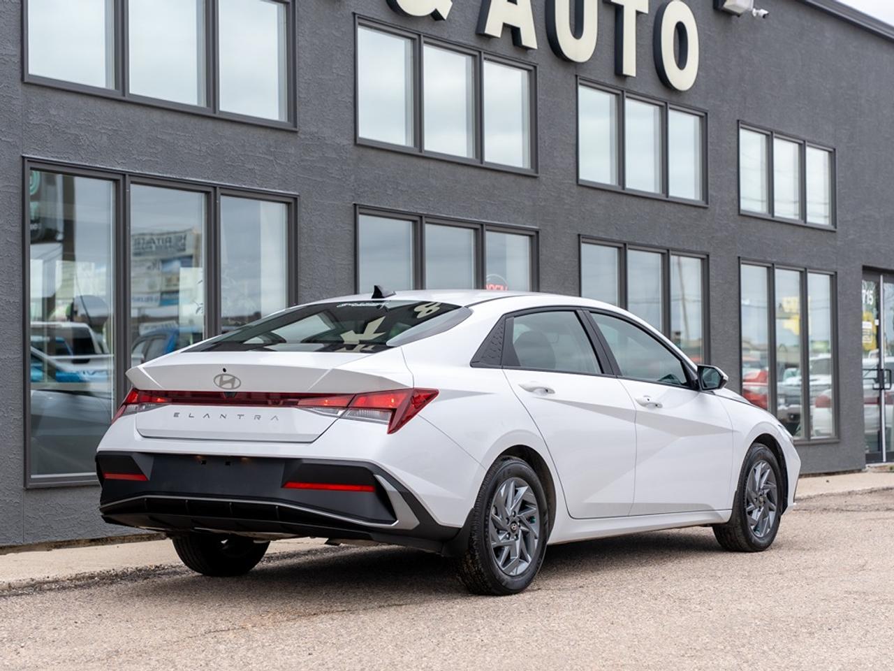 2024 Hyundai Elantra Preferred ONLY 19,525 KMS ! Photo4