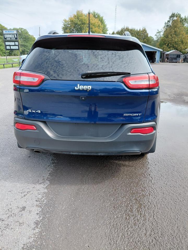 2018 Jeep Cherokee Sport Photo4