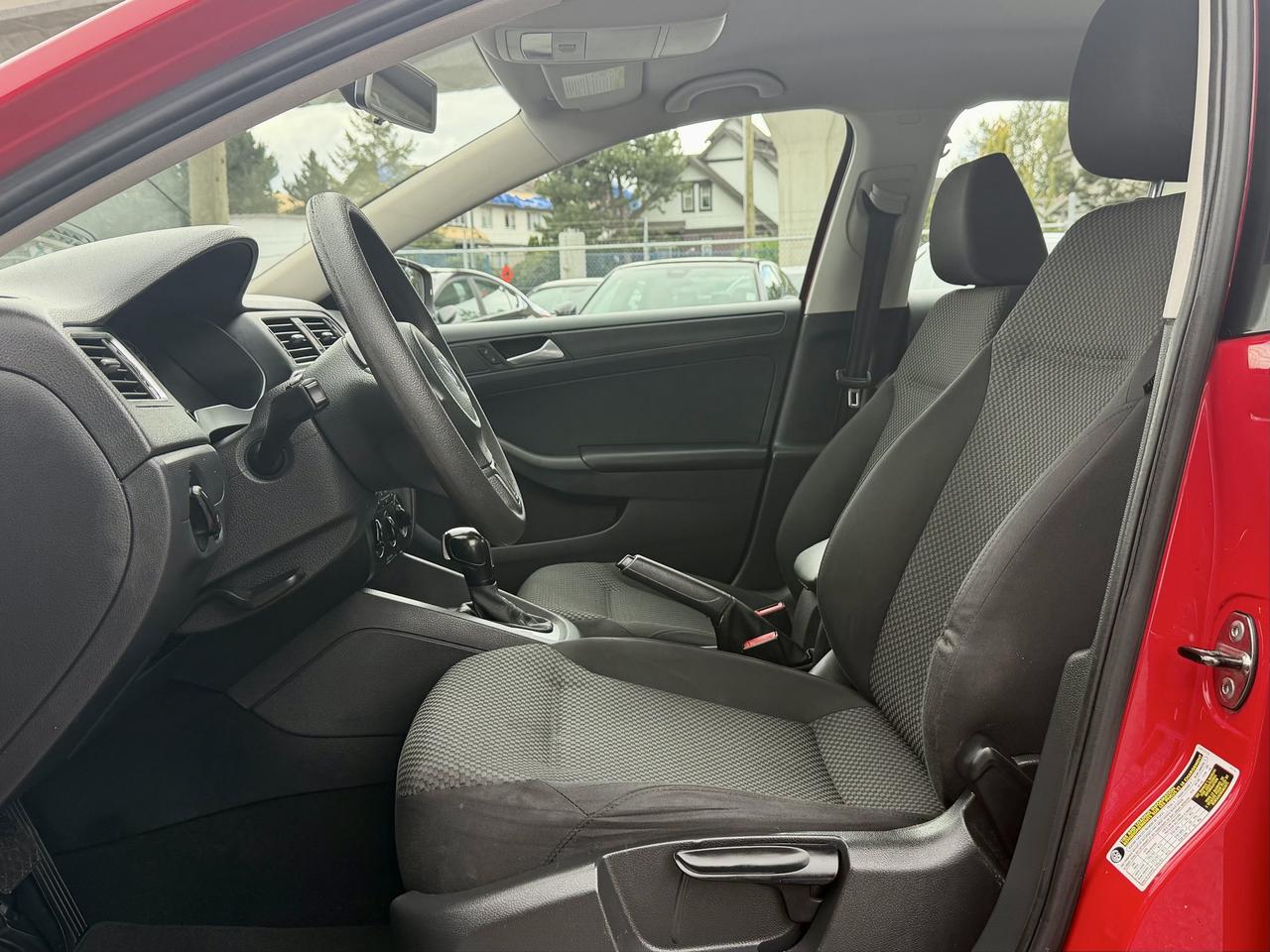 2014 Volkswagen Jetta FINANCING AVAILABLE Photo9