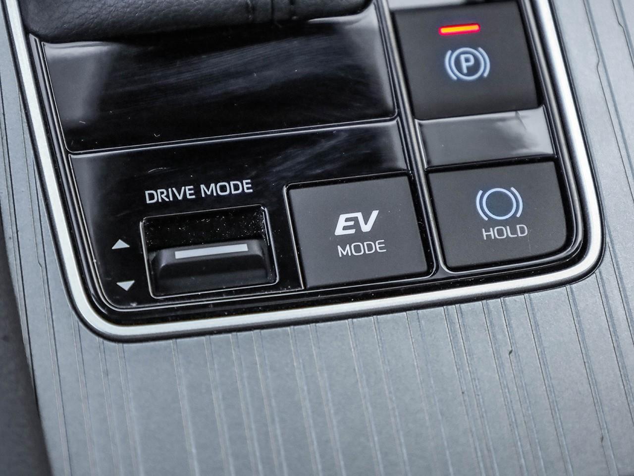 2024 Toyota Sienna XSE 7-Passenger HEATED LEATHER SEATS-HEATED STEERING WHEEL-SUNROOF- Photo