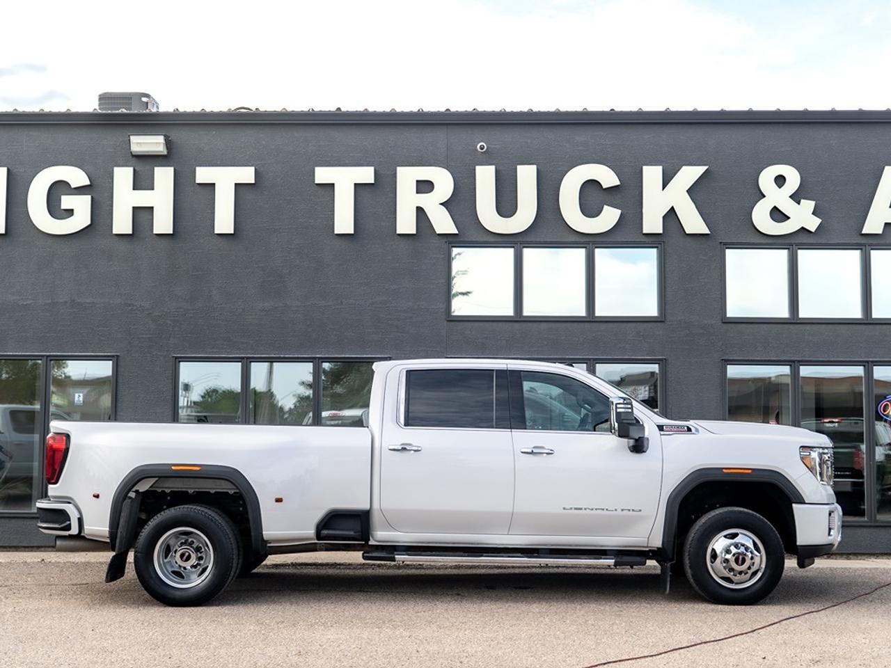 2023 GMC Sierra 3500 4WD Crew Cab Denali Dually Photo3