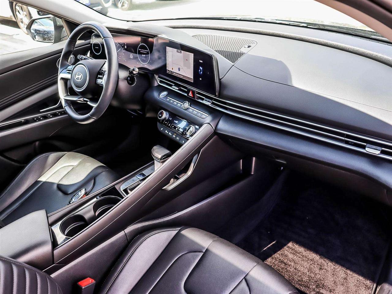 2025 Hyundai Elantra Luxury Photo