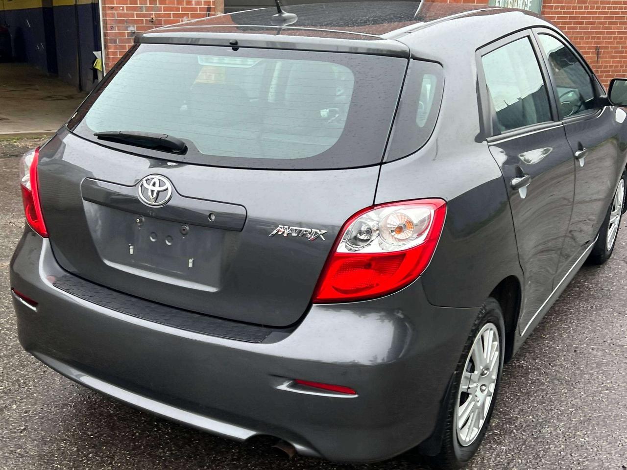 2011 Toyota Matrix hatchback auto ac low km Photo