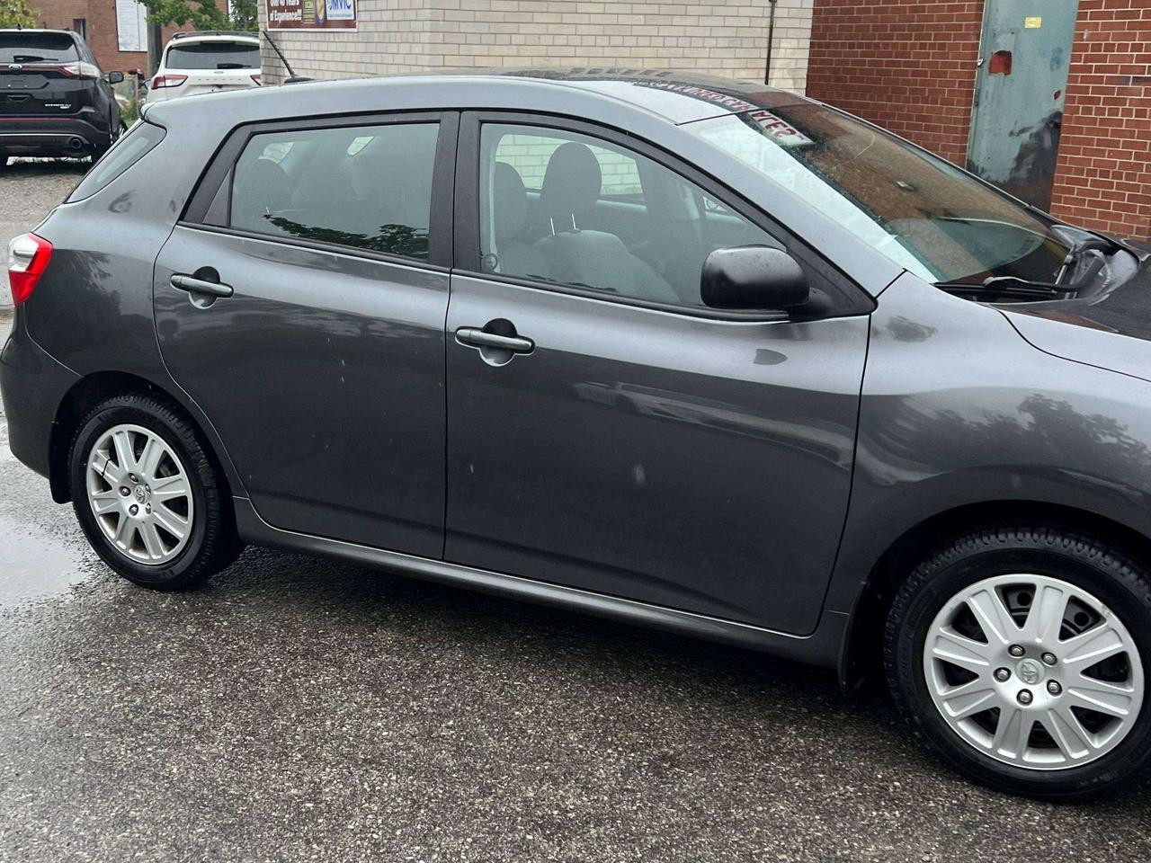 2011 Toyota Matrix hatchback auto ac low km Photo