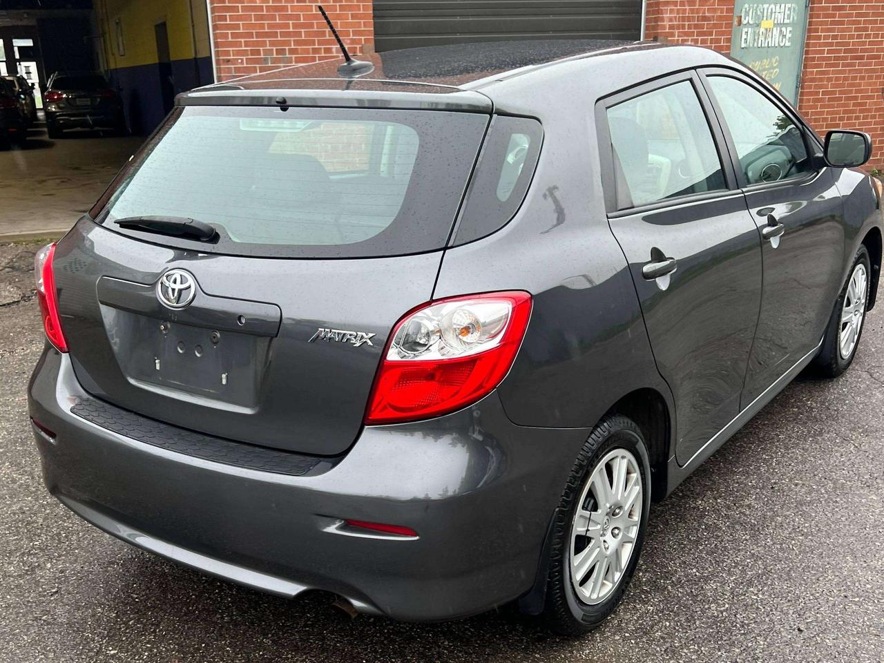 2011 Toyota Matrix hatchback auto ac low km Photo