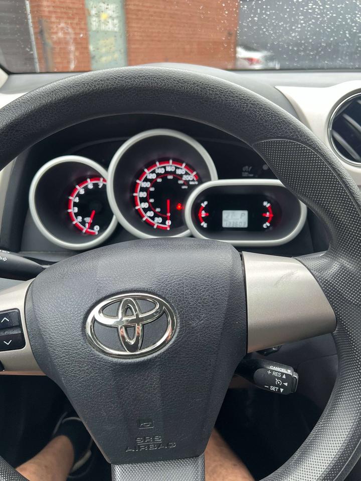 2011 Toyota Matrix hatchback auto ac low km Photo