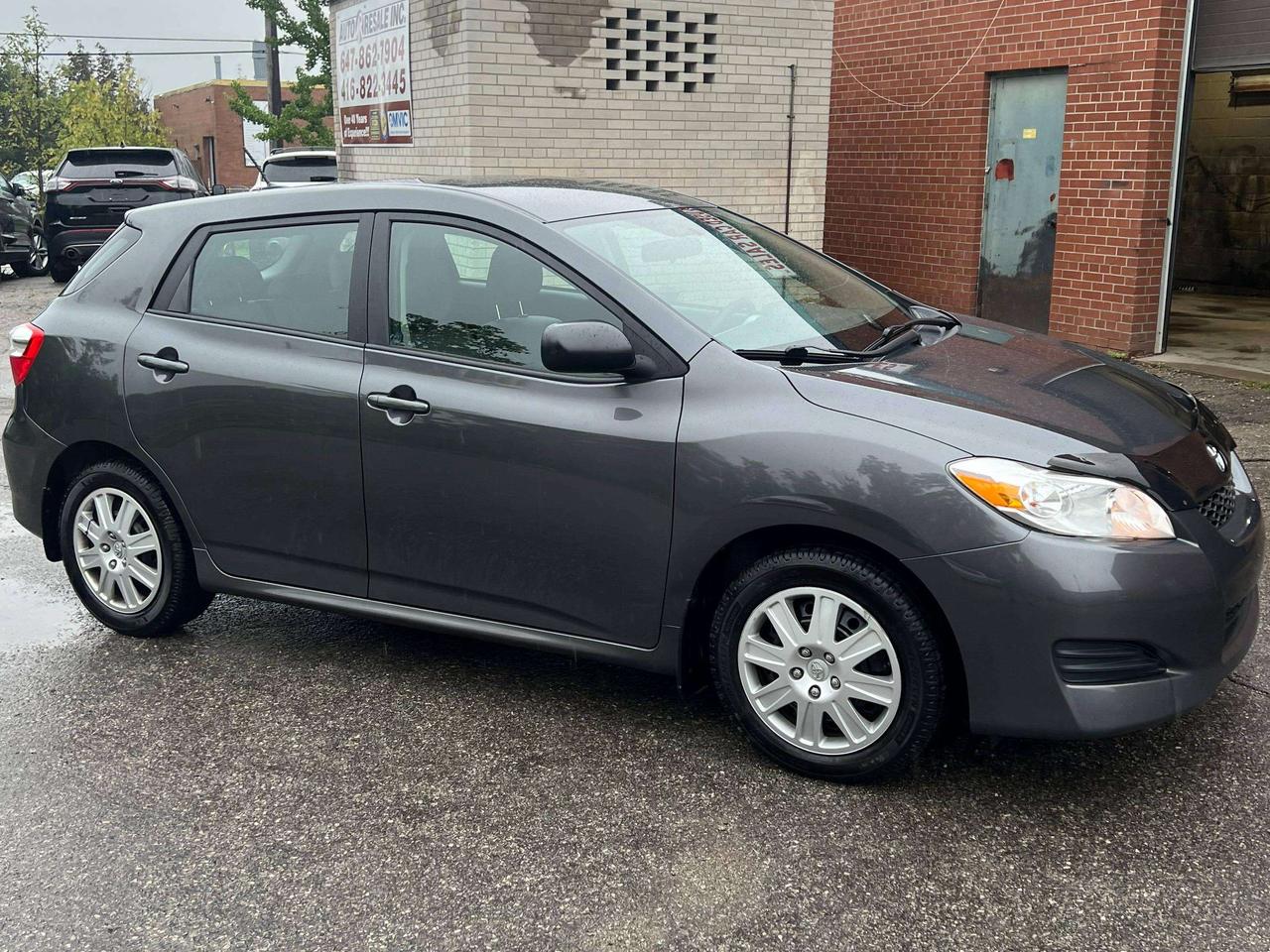 2011 Toyota Matrix hatchback auto ac low km Photo