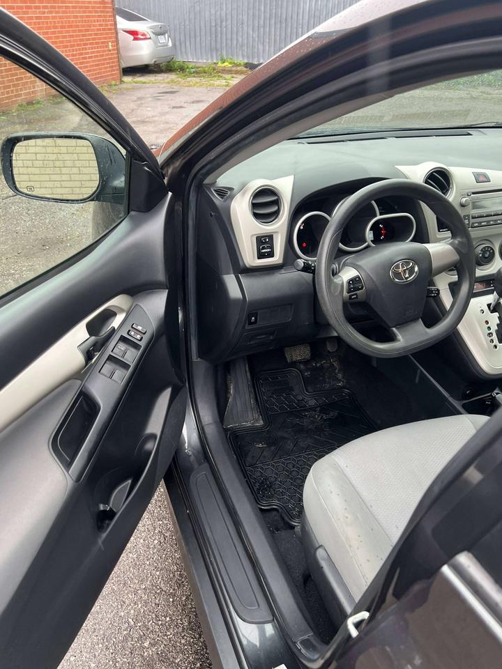 2011 Toyota Matrix hatchback auto ac low km Photo