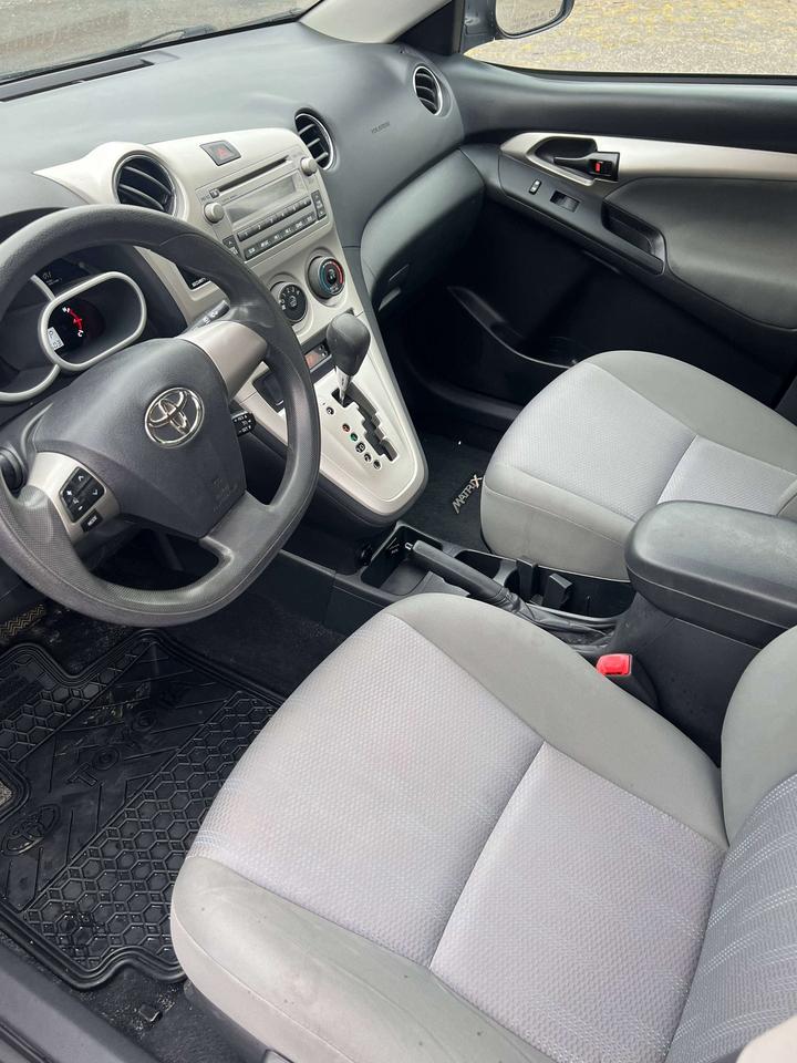 2011 Toyota Matrix hatchback auto ac low km Photo