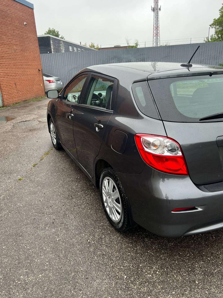 2011 Toyota Matrix hatchback auto ac low km Photo