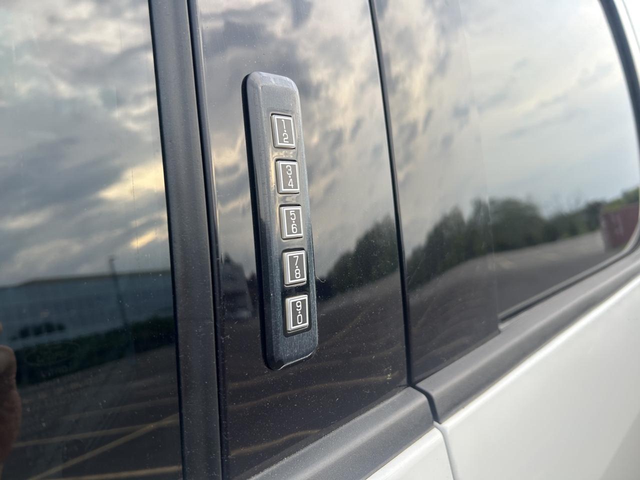 2021 Ford F-250 LARIAT Photo