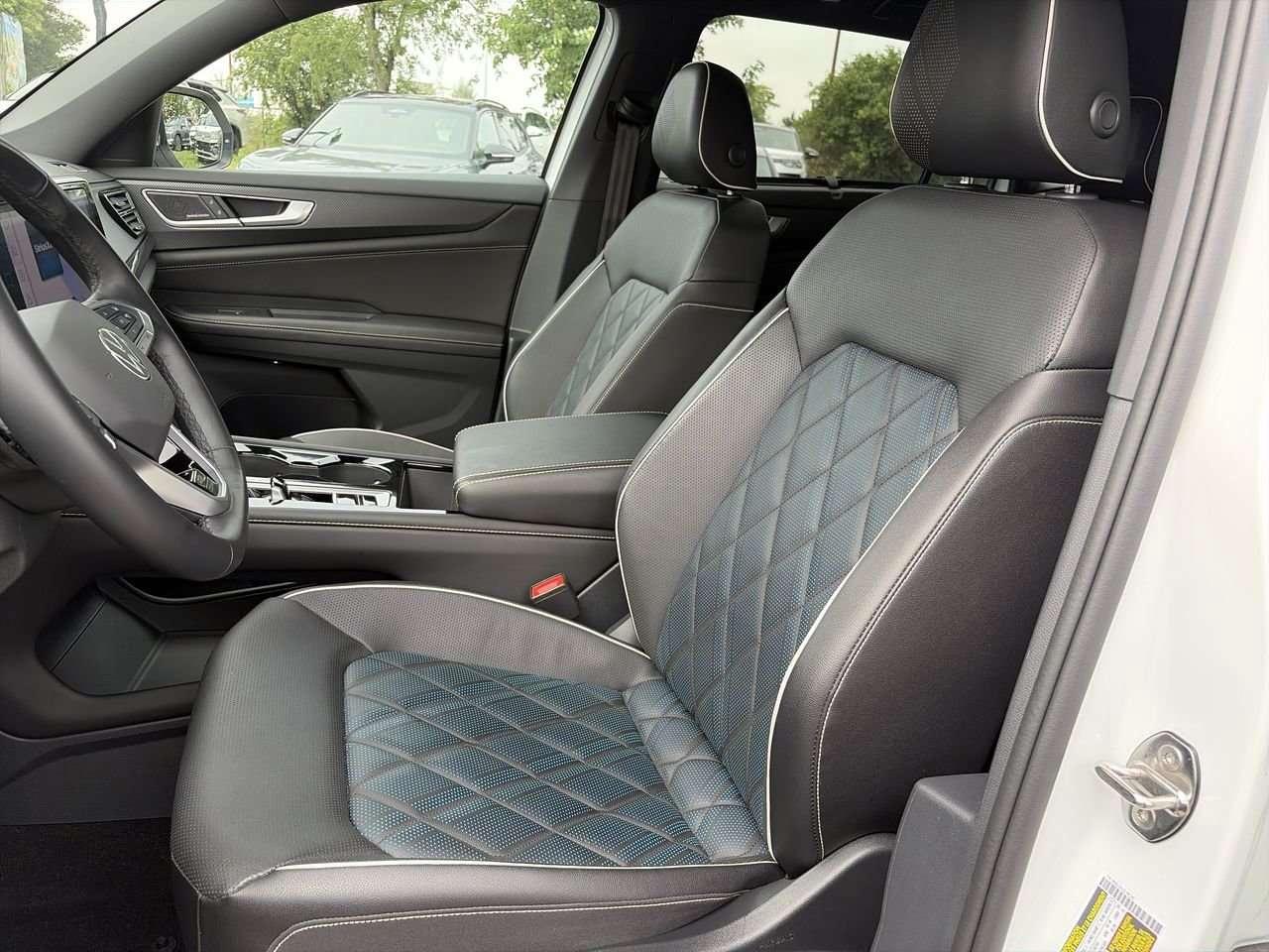 2025 Volkswagen Atlas Execline 2.0 TSI 4MOTION Remote Starter  Alloy Wheels  Leather  Sunroof Photo