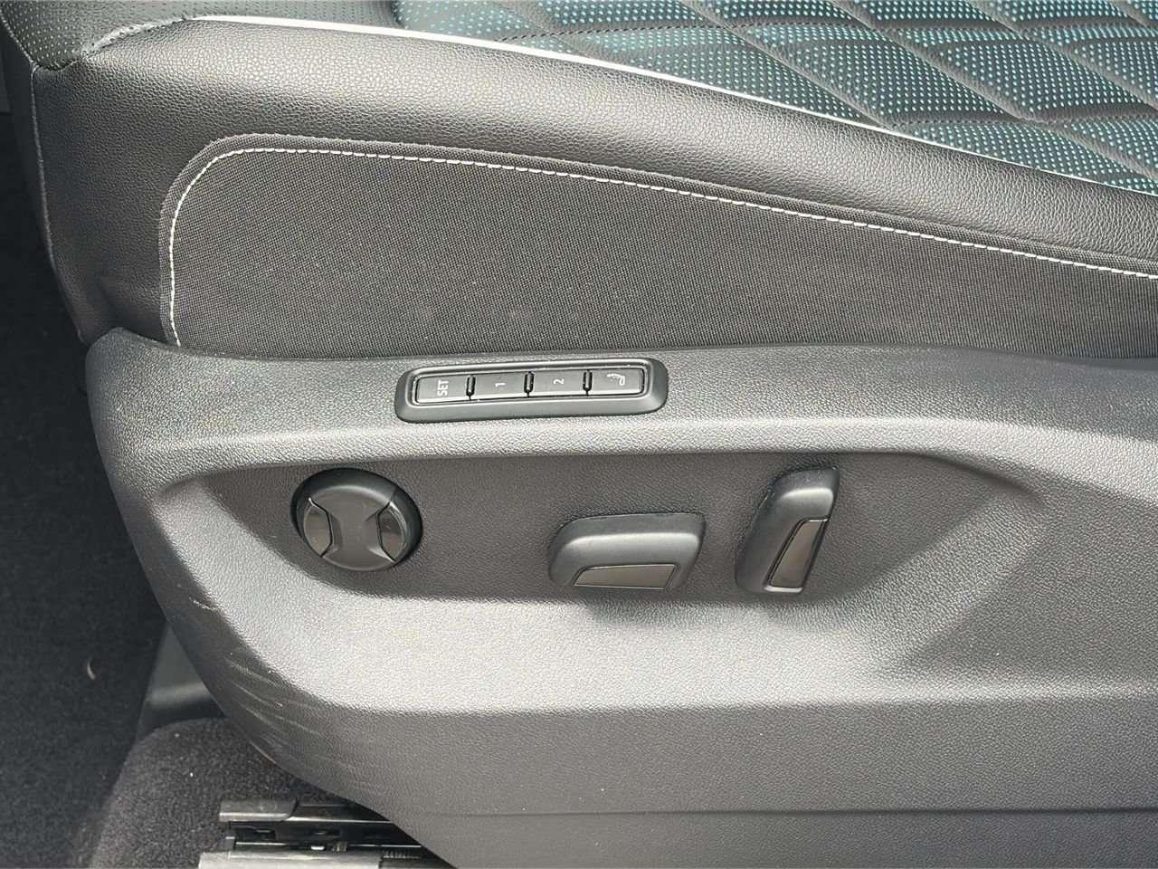 2025 Volkswagen Atlas Execline 2.0 TSI 4MOTION Remote Starter  Alloy Wheels  Leather  Sunroof Photo