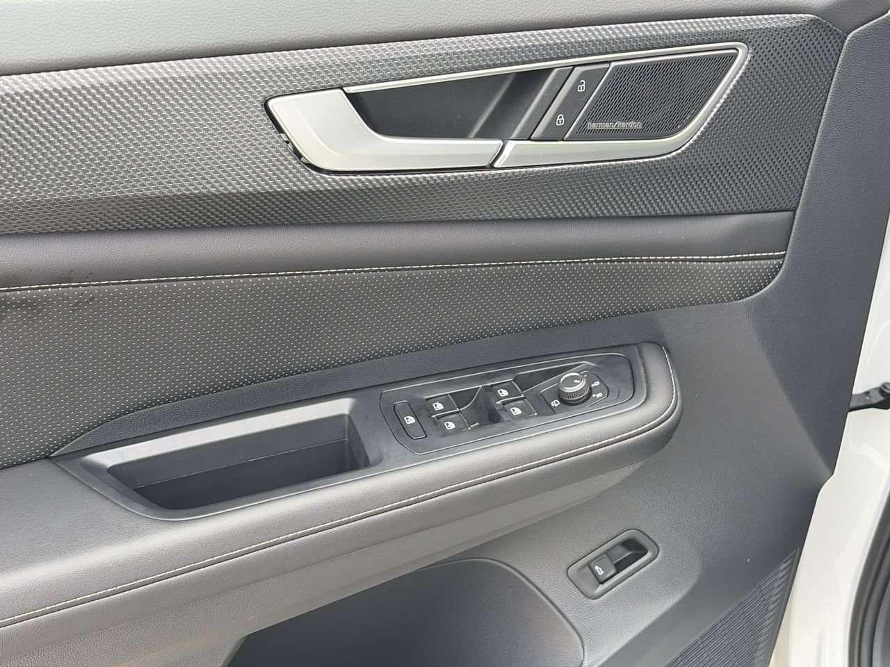 2025 Volkswagen Atlas Execline 2.0 TSI 4MOTION Remote Starter  Alloy Wheels  Leather  Sunroof Photo