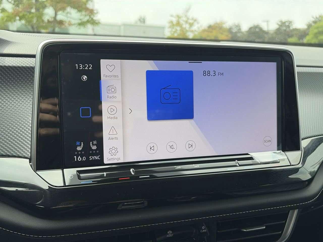 2025 Volkswagen Atlas Execline 2.0 TSI 4MOTION Remote Starter  Alloy Wheels  Leather  Sunroof Photo