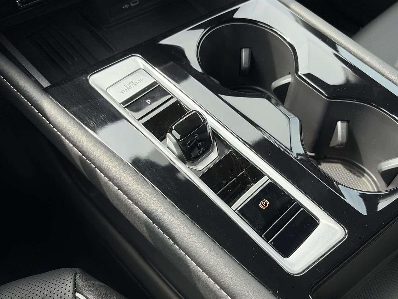 2025 Volkswagen Atlas Execline 2.0 TSI 4MOTION Remote Starter  Alloy Wheels  Leather  Sunroof Photo