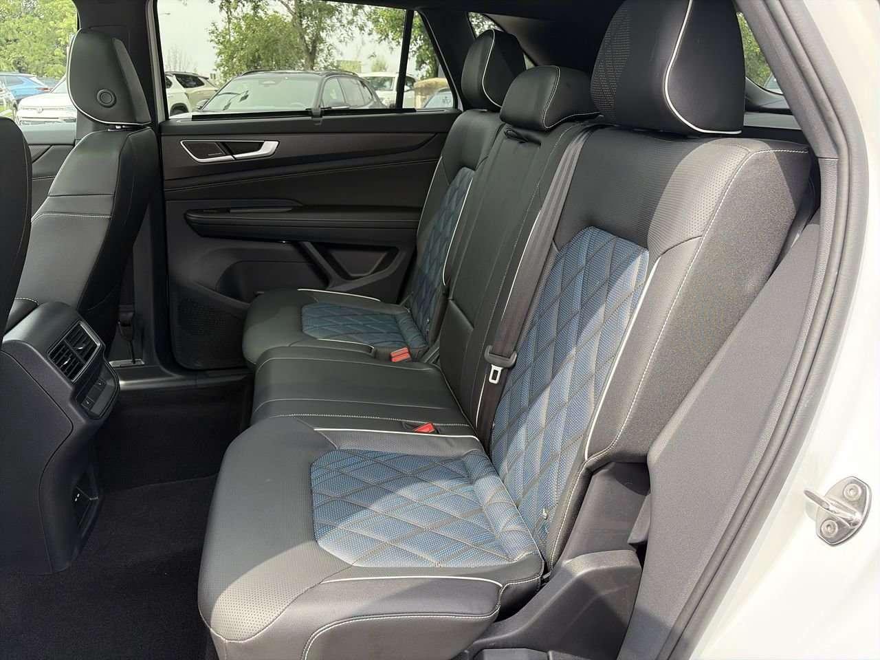 2025 Volkswagen Atlas Execline 2.0 TSI 4MOTION Remote Starter  Alloy Wheels  Leather  Sunroof Photo