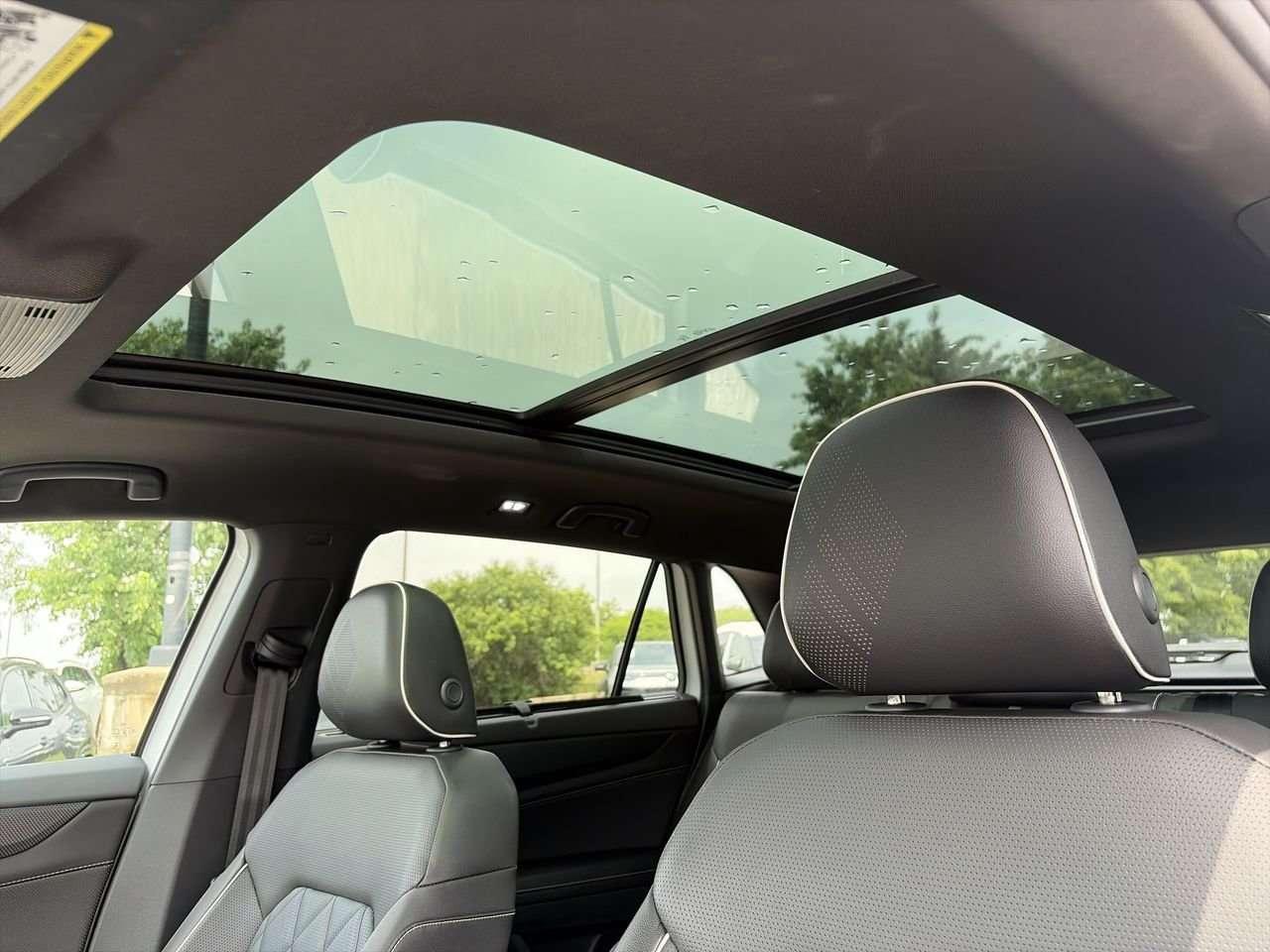 2025 Volkswagen Atlas Execline 2.0 TSI 4MOTION Remote Starter  Alloy Wheels  Leather  Sunroof Photo