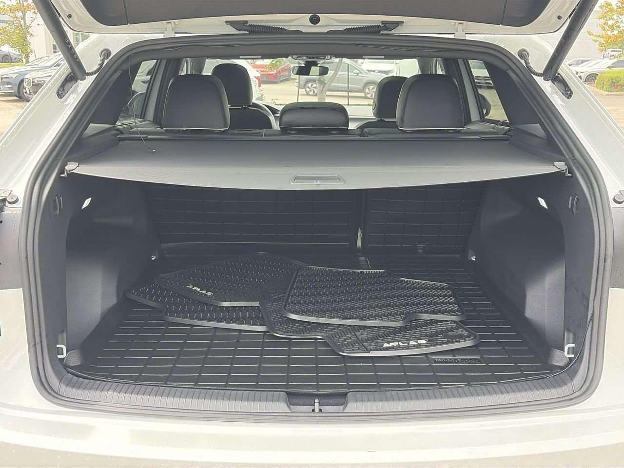 2025 Volkswagen Atlas Execline 2.0 TSI 4MOTION Remote Starter  Alloy Wheels  Leather  Sunroof Photo