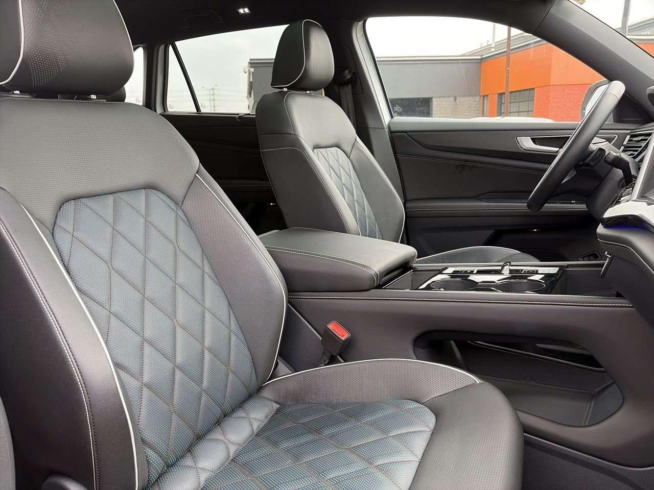 2025 Volkswagen Atlas Execline 2.0 TSI 4MOTION Remote Starter  Alloy Wheels  Leather  Sunroof Photo