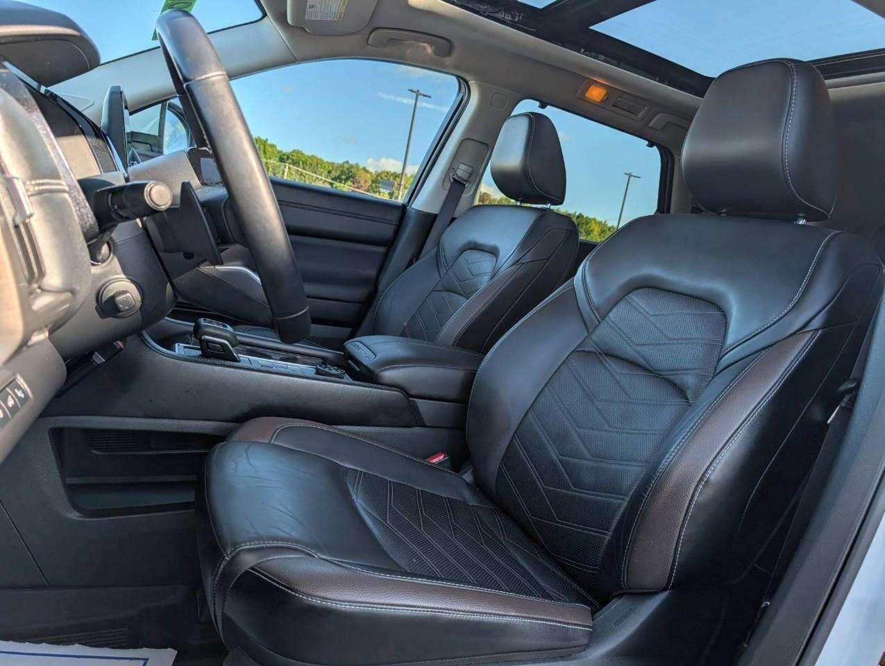 2024 Nissan Pathfinder Platinum 7-seater SUV   Local Trade Photo5
