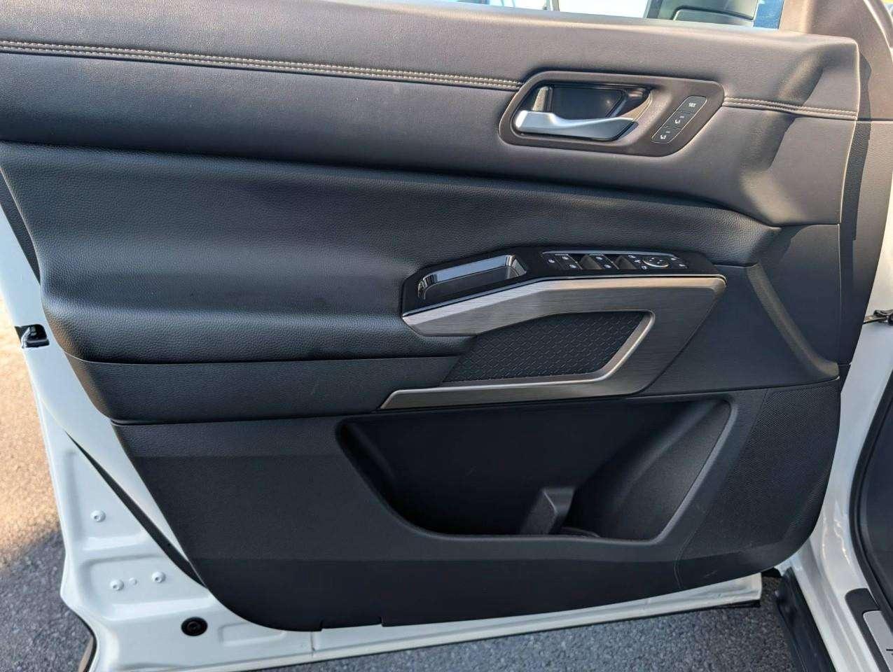 2024 Nissan Pathfinder Platinum 7-seater SUV   Local Trade Photo