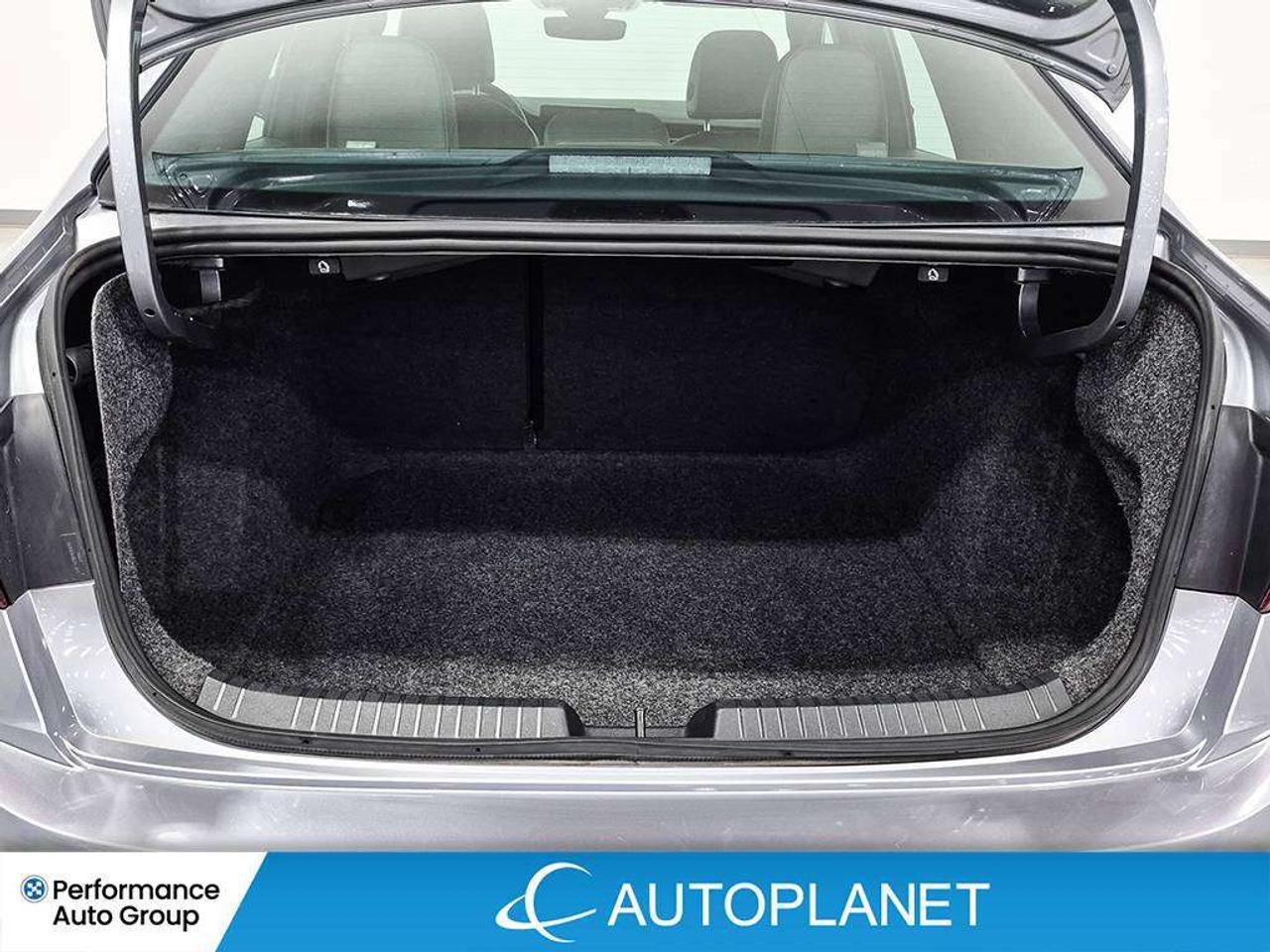2025 Volkswagen Jetta Comfortline, Sunroof, Back Up Cam, Apple CarPlay! Photo
