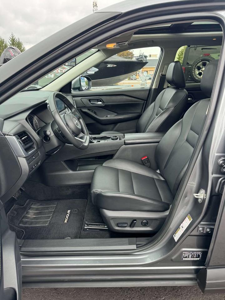 2024 Nissan Rogue SV Premium - Moonroof - Leather  - Certified Photo