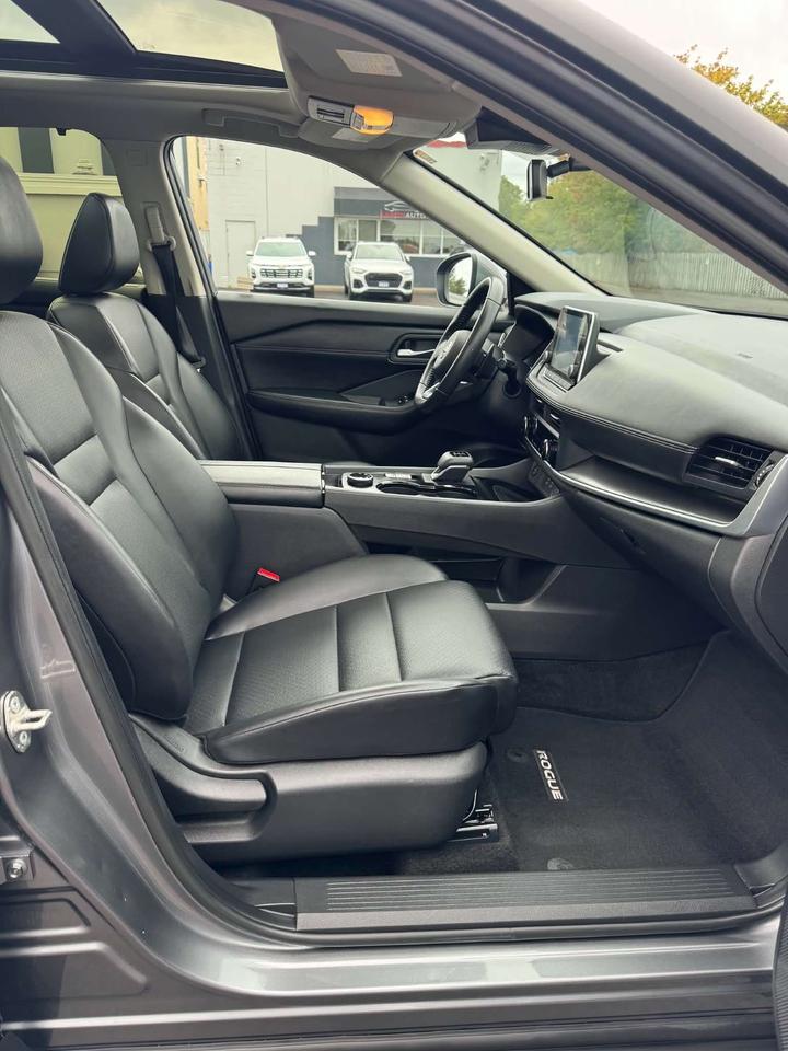2024 Nissan Rogue SV Premium - Moonroof - Leather  - Certified Photo