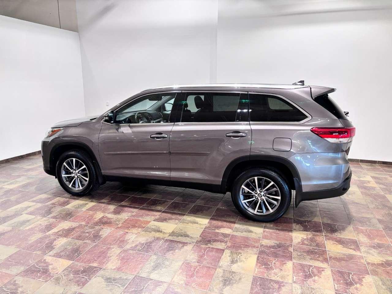 2019 Toyota Highlander AWD XLE Photo4